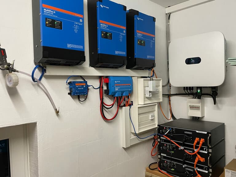 Von WBR installierter Heimspeicher mit Wechselrichtern und Batteriemodulen im Technikraum