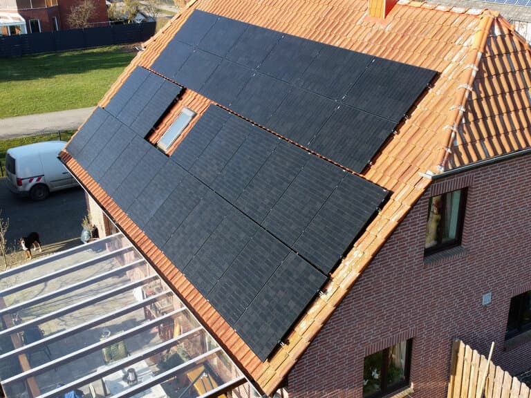 Von WBR errichtete Full-Black-Photovoltaikanlage auf einem Einfamilienhaus in Schossin