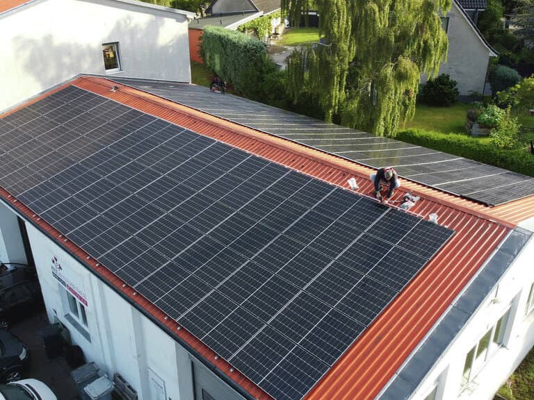 Monteur von WBR bei der Montage einer 62,8 kWp Photovoltaikanlage auf einem Gewerbedach
